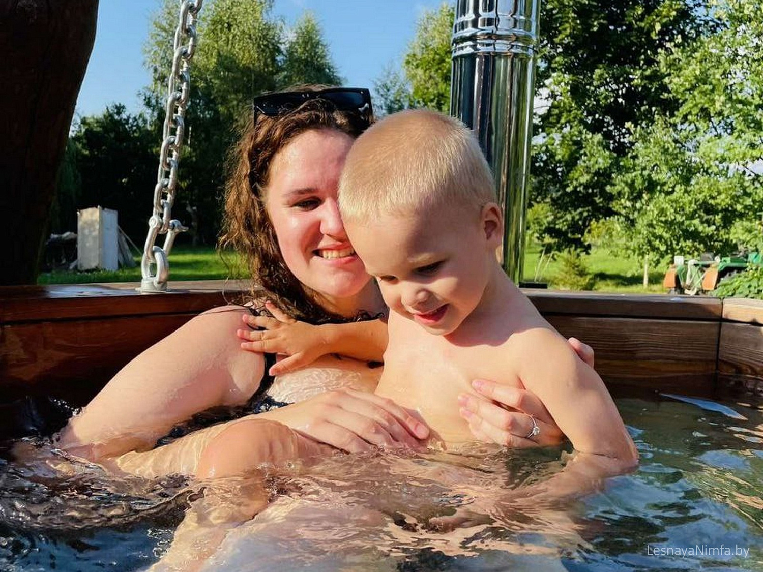 Чан с цветами и  травами